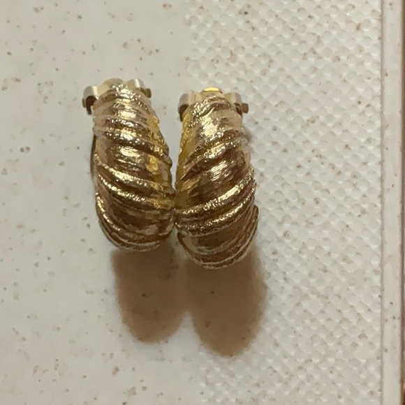 Joseph Mazer Clip Earrings Gold-Tone and Enamel Removable Charm. Vintage. - Picture 10 of 14